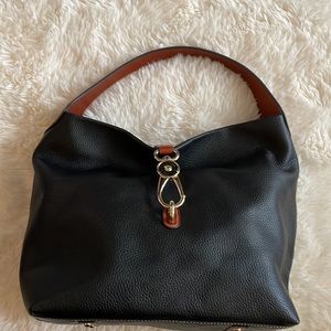 Beautiful Dooney & Bourke large pebble grain logo lock Sac